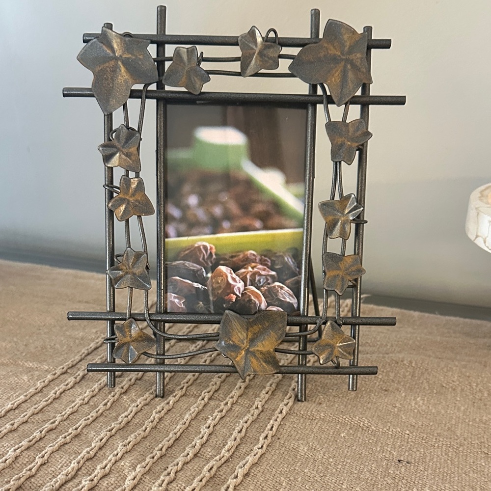 Decorative Bronze Leaf Photo Frame